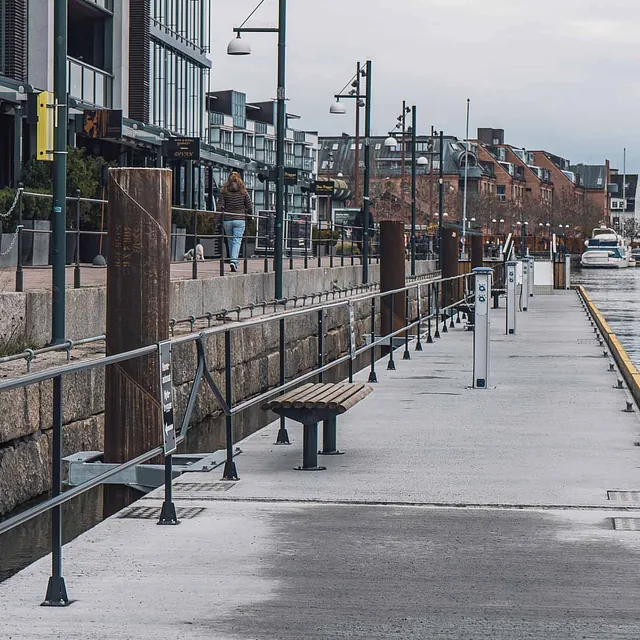 Gangbro langs flytebrygge