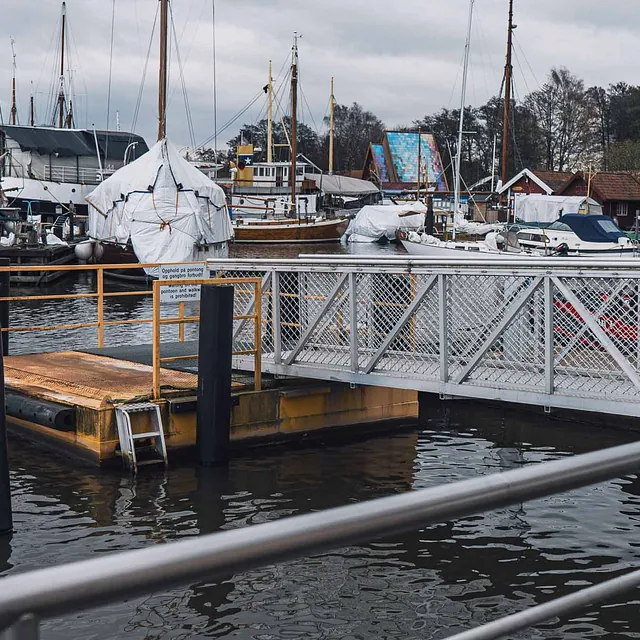 Flytebrygge i marina