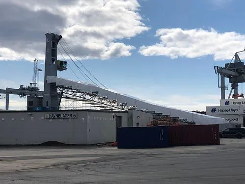 Havnelager med containerkraner og lasteområde